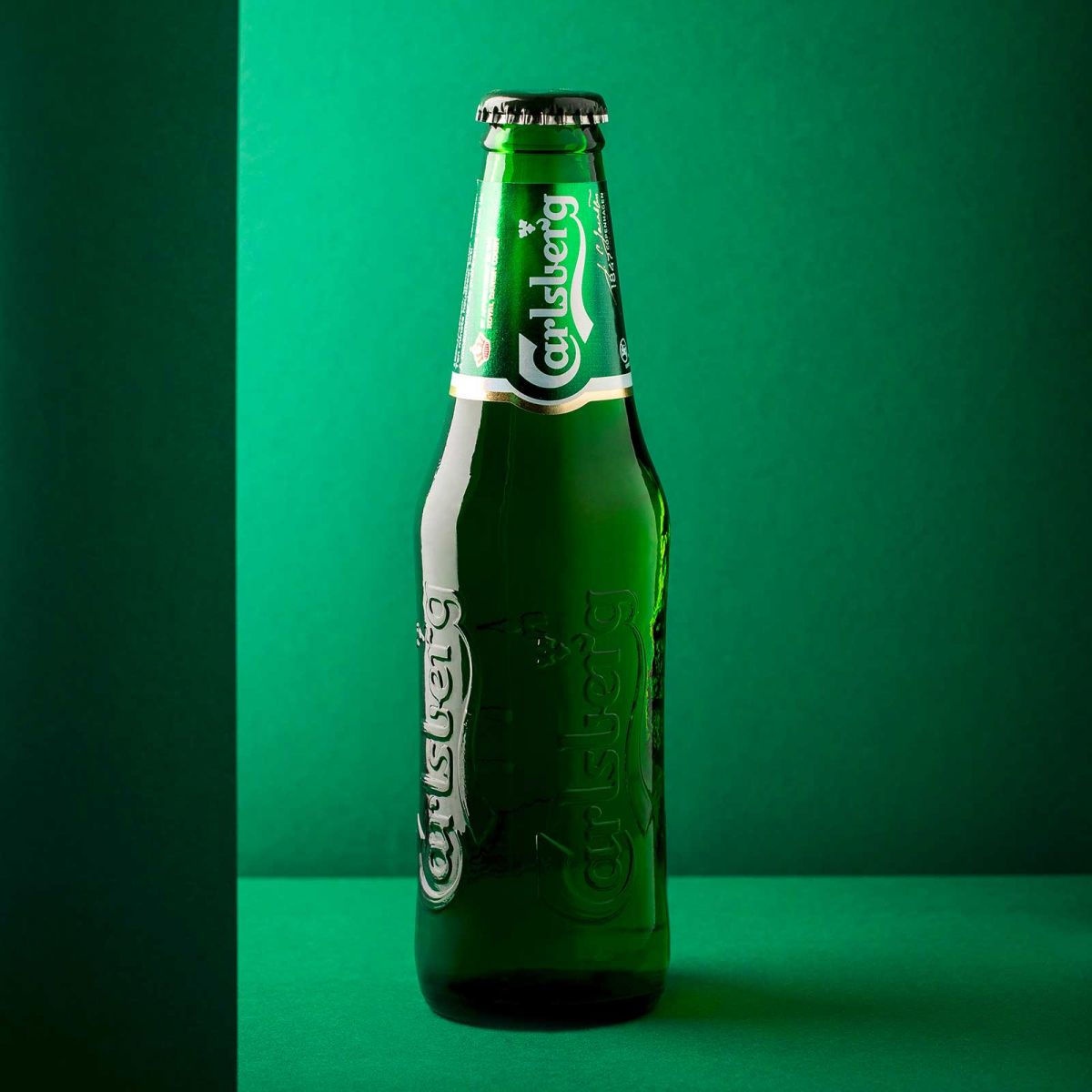 Carlsberg Bierflasche mit Nassleim Etikett am Flaschenhals
