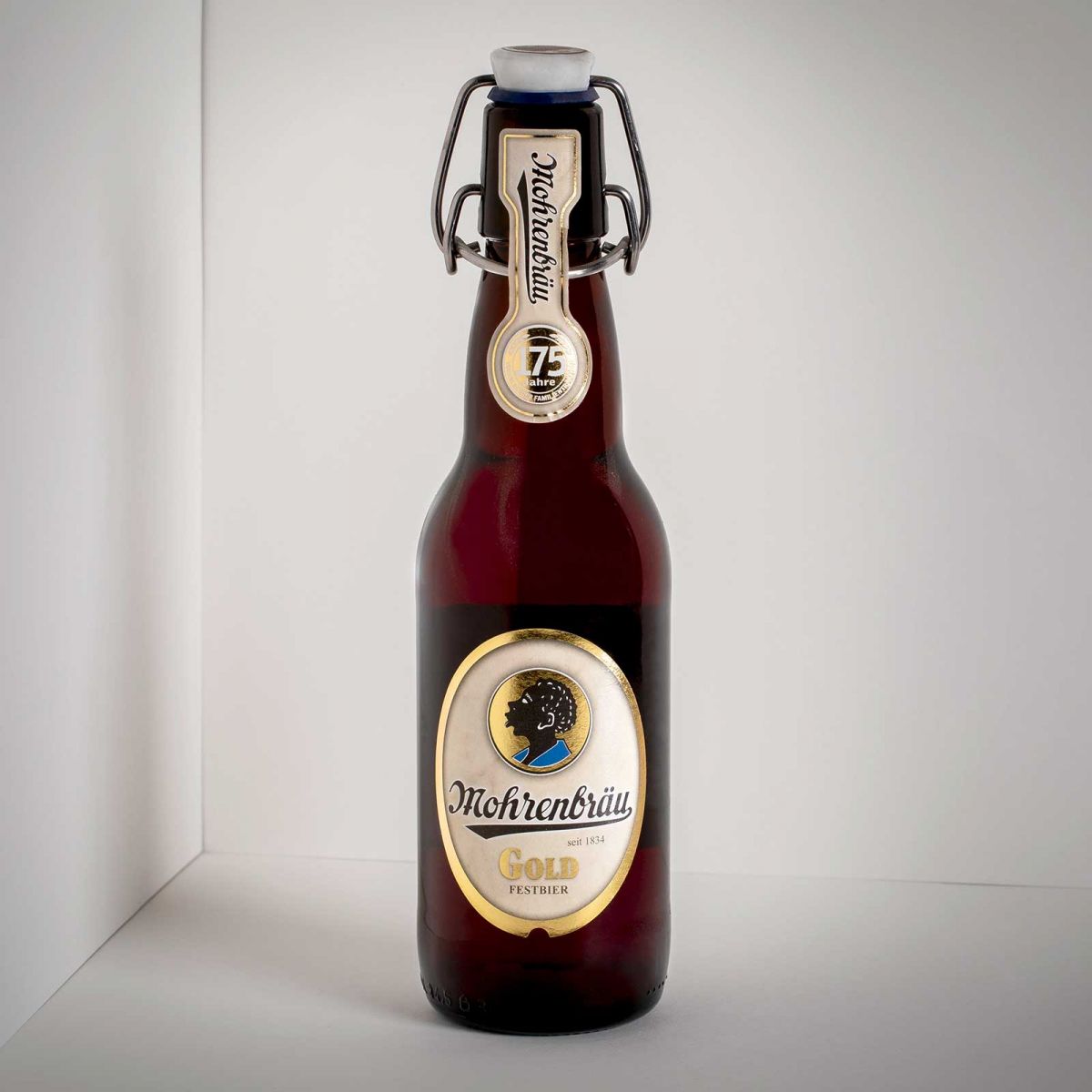 Goldfarbenes Bier Etikett Hersteller Töpfer